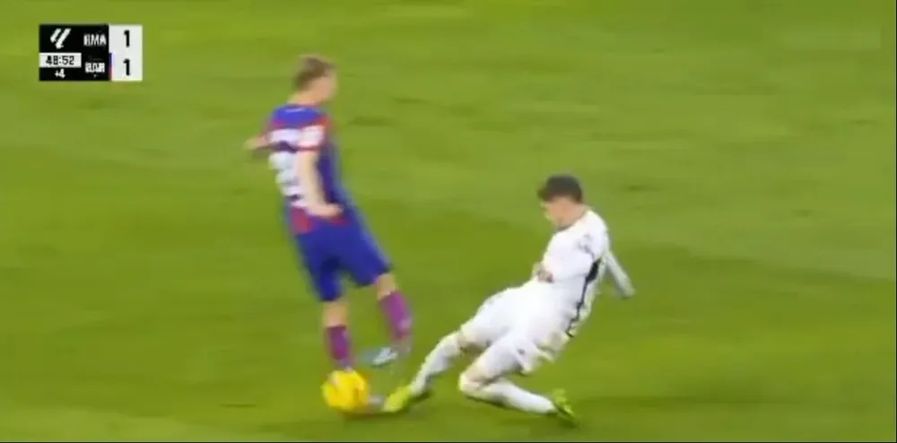 El momento en el que se le dobla el tobillo a De Jong