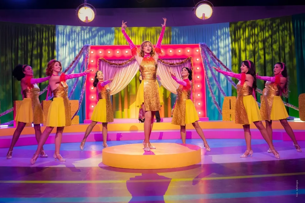 María, una bailarina, busca cumplir sus sueños en televisión