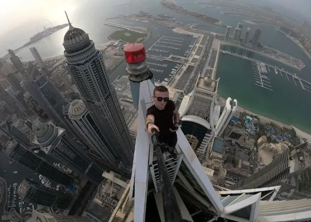 Remi Enigma escalando un edificio de Dubai