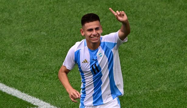Claudio Echeverri festeja su gol