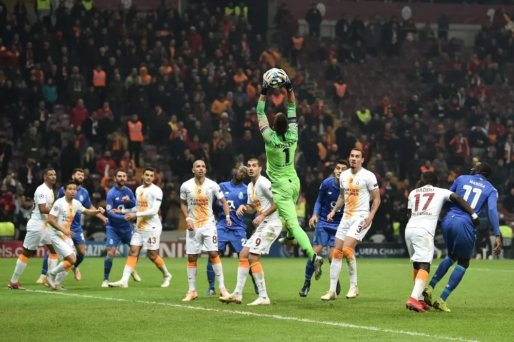 El golero uruguayo en acción en el Galatasaray