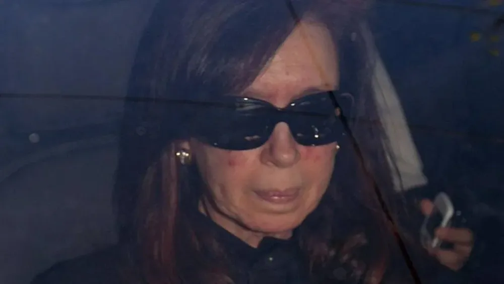 La presidenta argentina ingresa a la clínica
