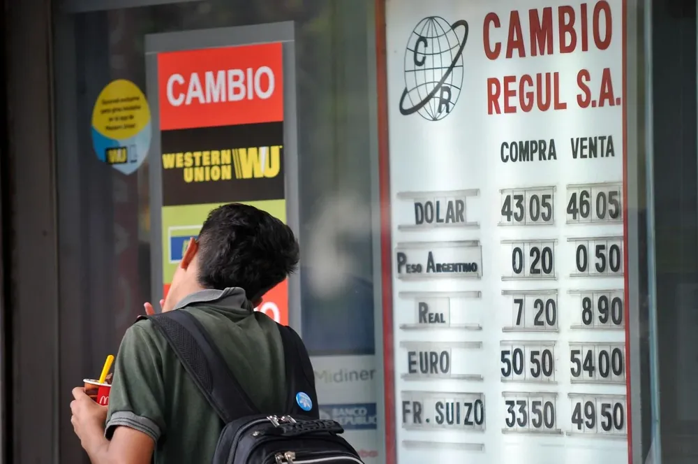 El dólar viene de una racha de seis semanas consecutiva al alza y se apreció 4,7% en lo que va del año.