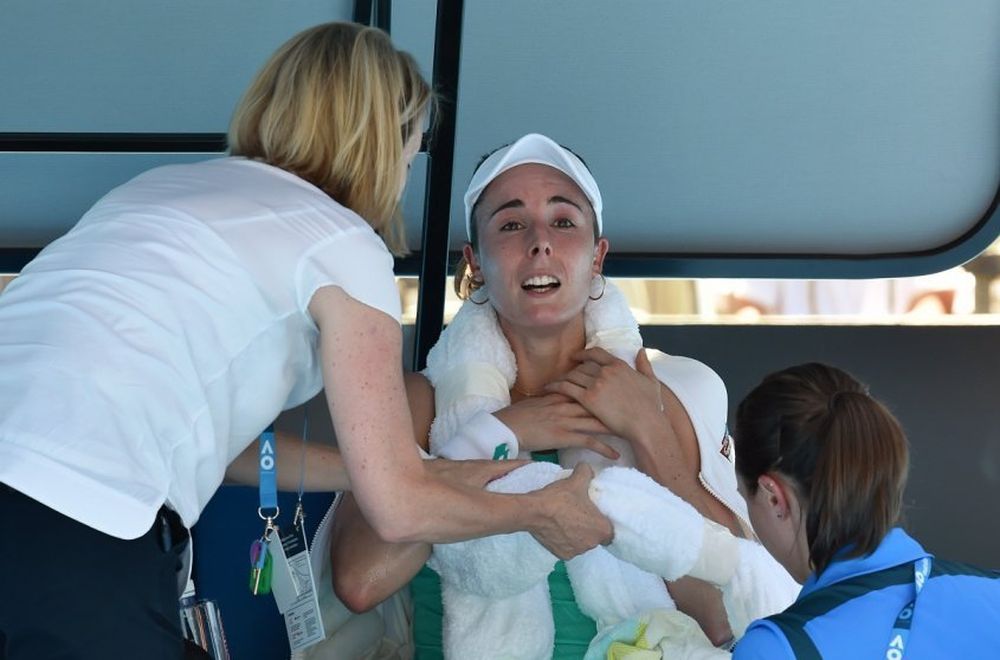La francesa Cornet es atendida por el sofocante calor