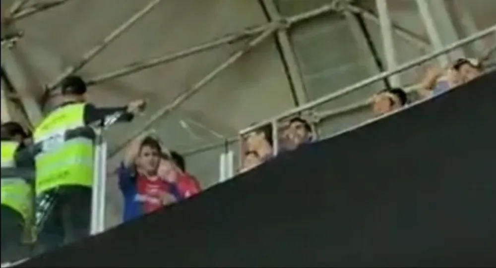 Un hincha de Nacional hace el gesto de mono en el Beira Rio ante Inter de Porto Alegre