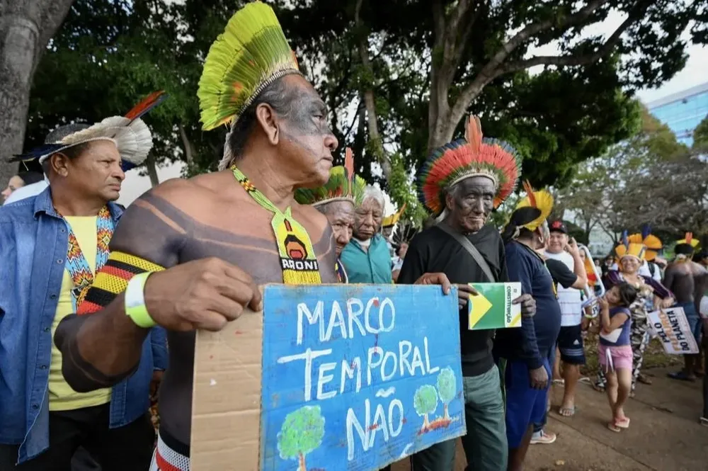 Indígenas brasileños protestan contra la tesis del marco temporal frente al Supremo Tribunal Federal.