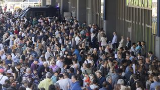 Cientos de&nbsp; personas fuera de una estación de metro en Barcelona. EFE&nbsp;