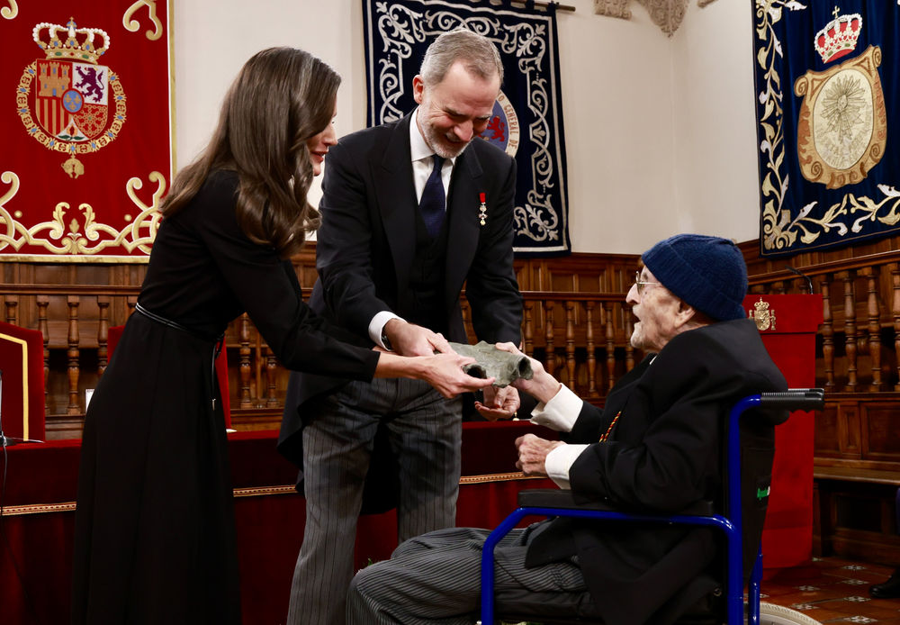 Los reyes Felipe VI y Letizia entregan el premio Cervantes a Álvaro Pombo.