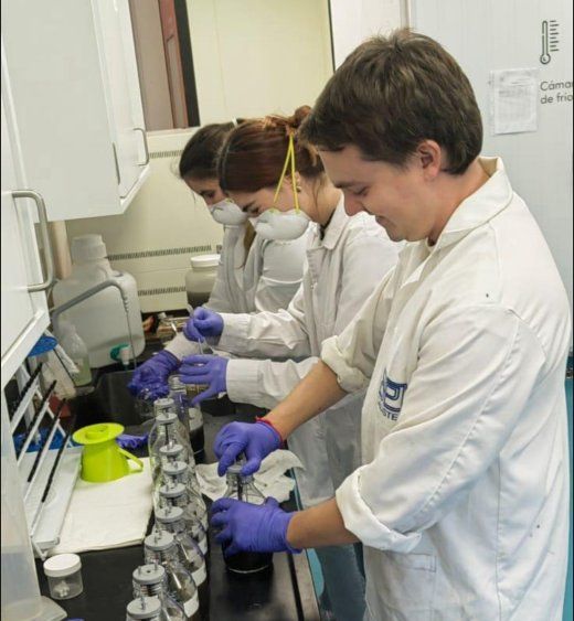 Los tres primeros egresados de la carrera de Ingeniería Ambiental en el laboratorio