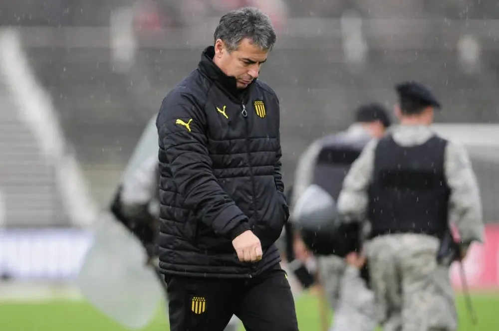 Pablo Bengoechea se fue de cabeza gacha, tras la igualdad 2-2 ante El Tanque Sisley