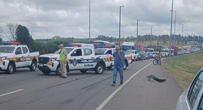 un motociclista murio tras ser embestido por una camioneta en los accesos de montevideo: transito sumamente congestionado, advierte caminera