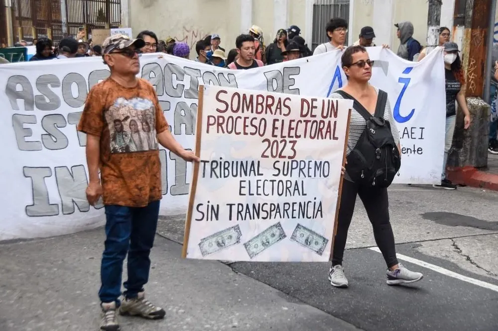 EPÍGRAFE: Manifestantes piden oficializar los resultados de las elecciones en Guatemala.