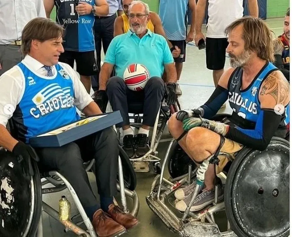 Lacalle Pou en silla de ruedas