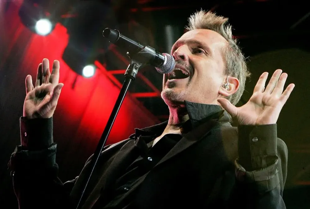 Las dos obras a rematar fueron regaladas por el mismo Andy Warhol al cantante español