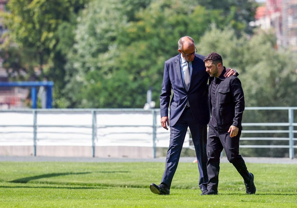 El canciller alemán Friedrih Merz recibe al presidente de Ucrania, Volodomir Zelenski. EFE