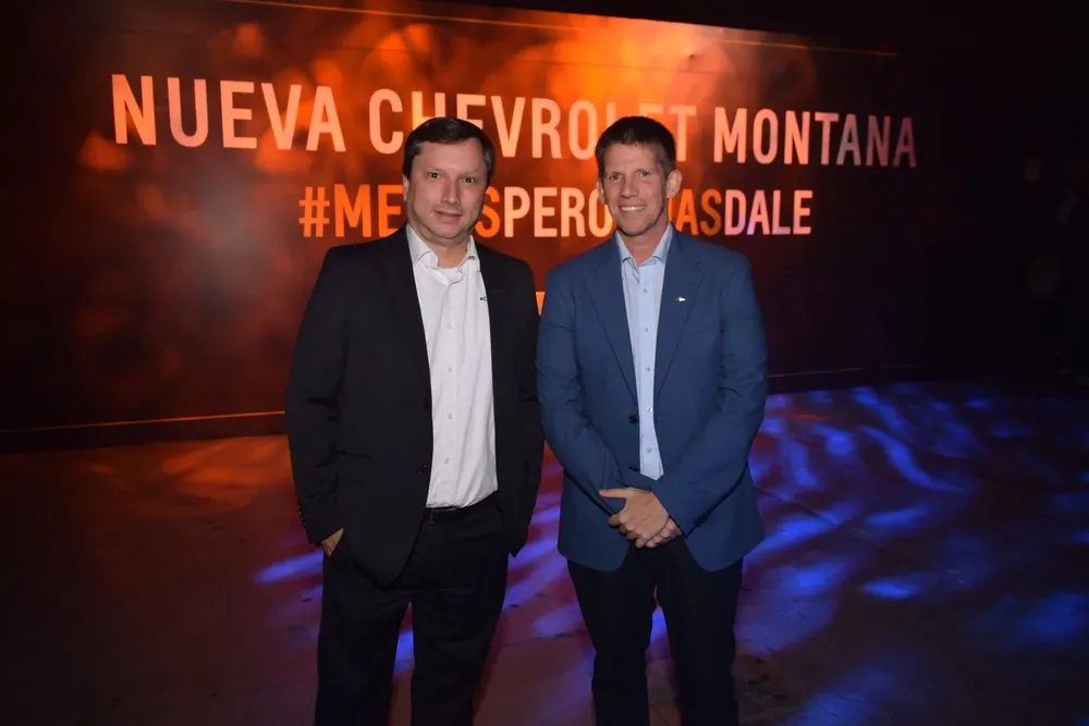 Claudio D’Agostini, gerente general de General Motors Uruguay, y Felipe Klimas, responsable de marketing de General Motors, durante la presentación de la Chevrolet Montana.