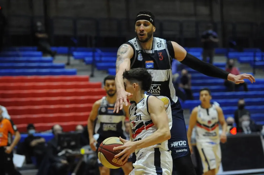 Josh Boone le tira su humanidad al pibe Sebastián Sosa