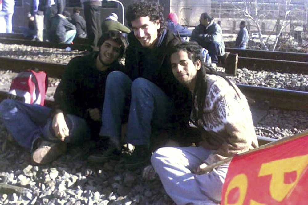 El 20 de octubre de 2010 militantes del PO, el MTR y otras organizaciones cortaron las vías en Barracas en reclamo por la incorporación a planta permanente de empleados tercerizados de la línea Roca. 