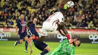 El choque de Singo con Donnarumma