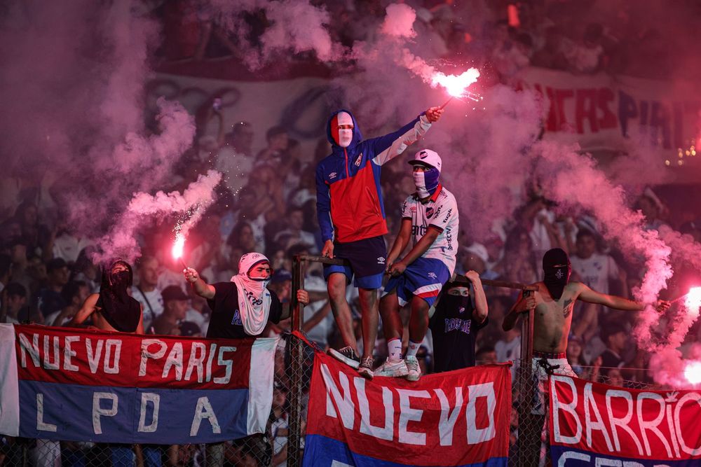 Volvieron los enmascarados, las bengalas y las banderas robadas a las tribunas de Nacional&nbsp;