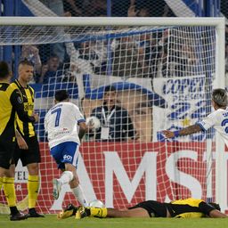 Maher Carrizo de Vélez Sarsfield celebra su gol ante Peñarol por Copa Libertadores