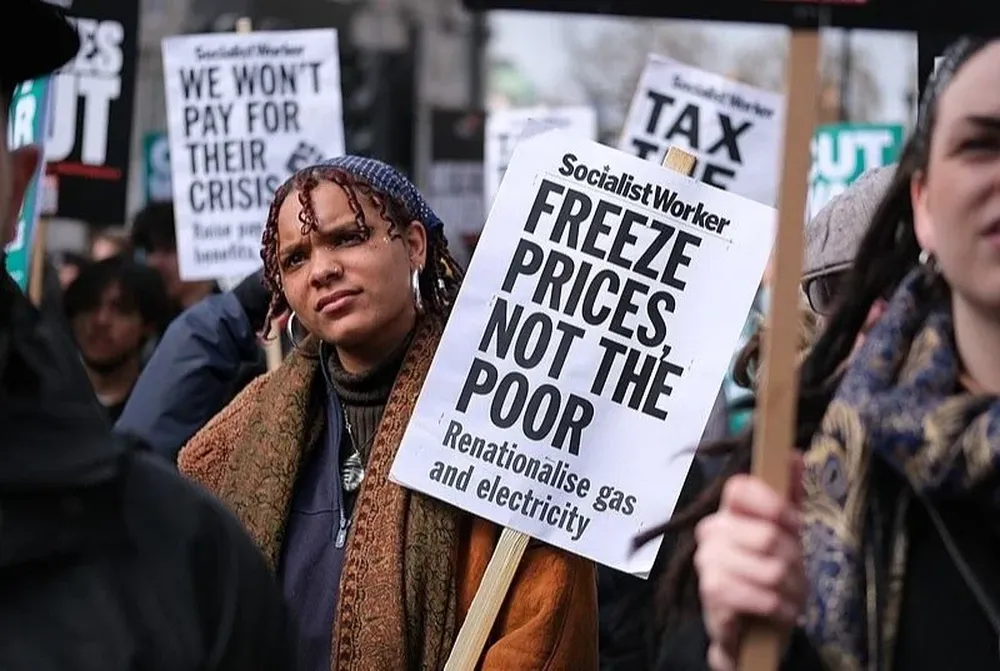 Los europeos han tenido que cambiar sus hábitos de consumo, así como reducir sus viajes y salidas de ocio para sortear costos de la vida más elevados