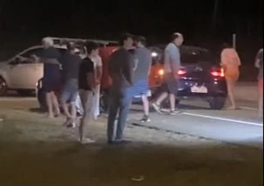 Imágenes del accidente de auto que terminó con la voladura de cientos de billetes