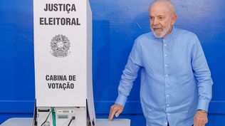 El presidente de Brasil Luiz Inácio Lula da Silva después de emitir su voto durante la primera vuelta de las elecciones municipales