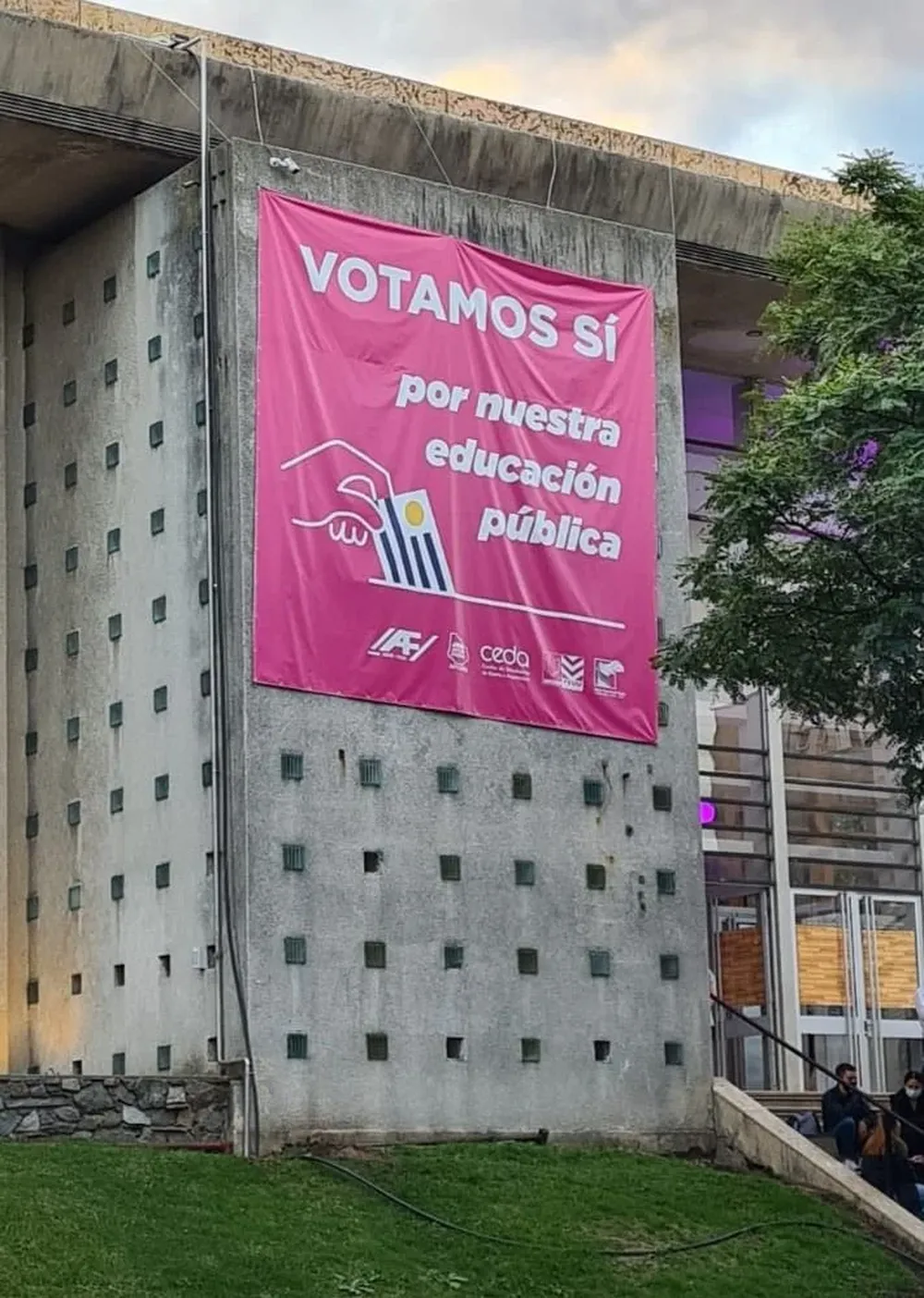Una lona con publicidad del Sí cuelga de la fachada de la Facultad de Arquitectura