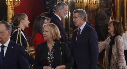 &nbsp;Los reyes de España, Felipe VI y Letizia, y la princesa de Asturias, Leonor de Borbón, saludan al presidente del PP, Alberto Núñez Feijóo. Foto: EFE.