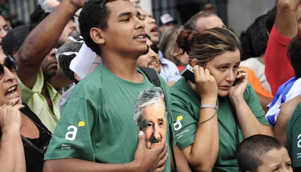 Las caretas de Mujica se repetían en Plaza Independencia