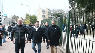 El jefe de Gobierno Jorge Macri recorre Parque Centenario junto al ministro de Seguridad Waldo Wolff y el de Espacio Público e Higiene Urbana Ignacio Baistrocchi.