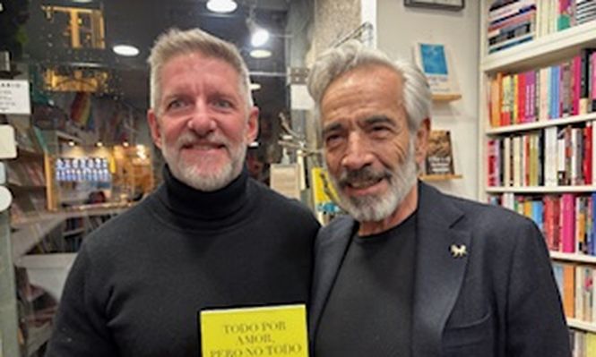 Luis Novaresio e Imanol Arias, en la librería Berkana de Madrid.