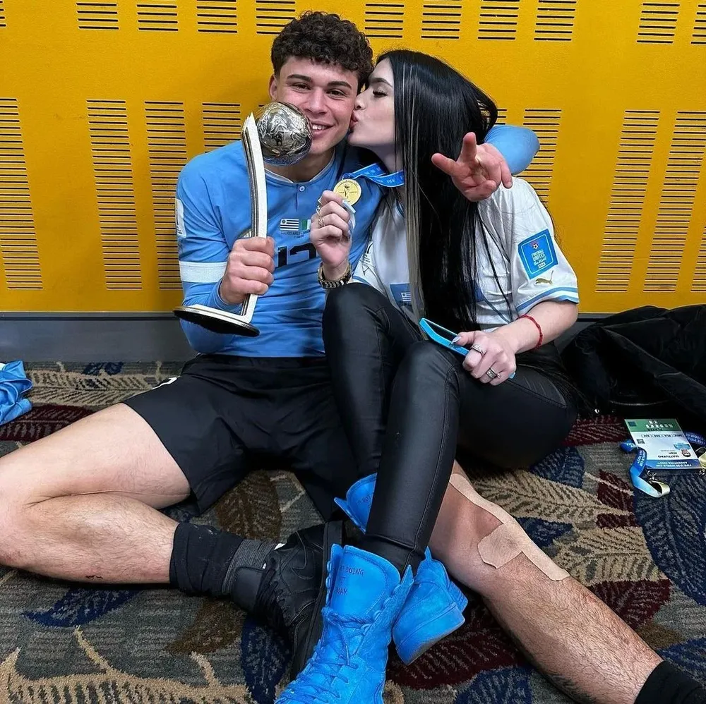 Alan Matturro, su novia y el trofeo que ganó en el Mundial Sub 20