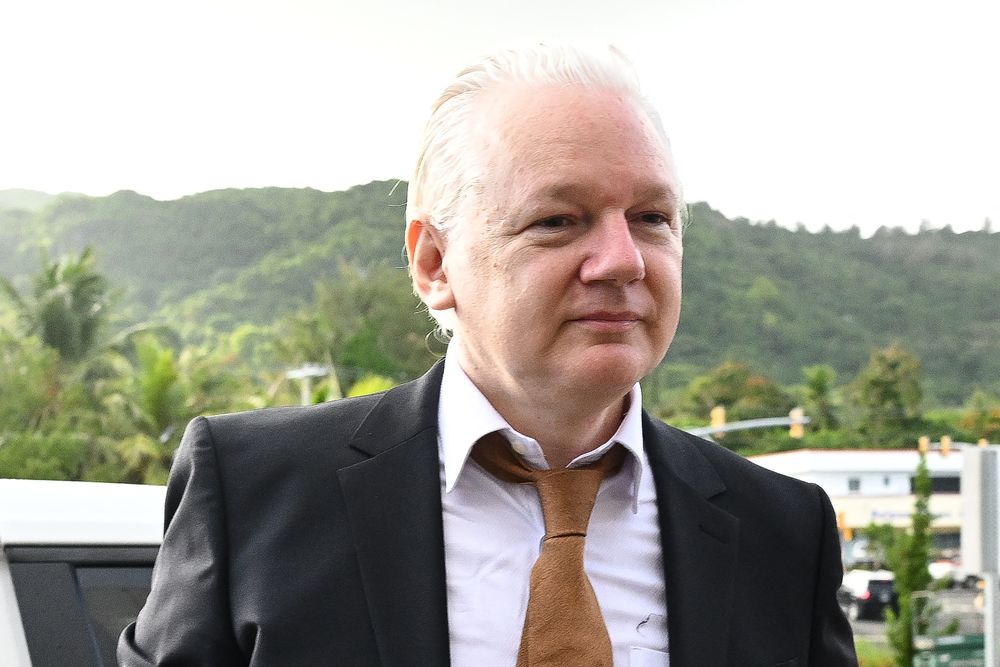 El fundador de WikiLeaks, Julian Assange, llega al Tribunal Federal de Estados Unidos en la Commonwealth de las Islas Marianas del Norte en Saipan, Islas Marianas del Norte, el 26 de junio de 2024, antes de su audiencia judicial