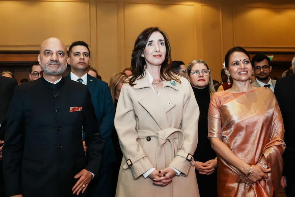 La vicepresidenta Victoria Villarruel junto al embajador de la India en Argentina Dinesh Bhatia y su esposa Seema en la celebración por el 78º Día de la Independencia de la India