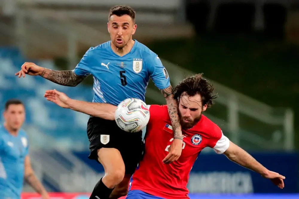 Matías Vecino le gana la posición a Benjamin Brereton de Chile