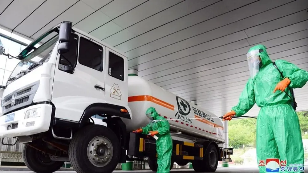Un trabajador desinfecta un vehículo que transporta oxígeno médico en Pyongyang, la capital de Corea del Norte