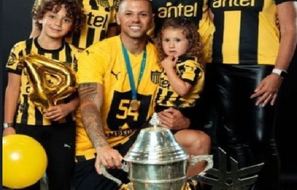 Léo Coelho y su familia con la Copa Uruguaya ganada con Peñarol en 2024