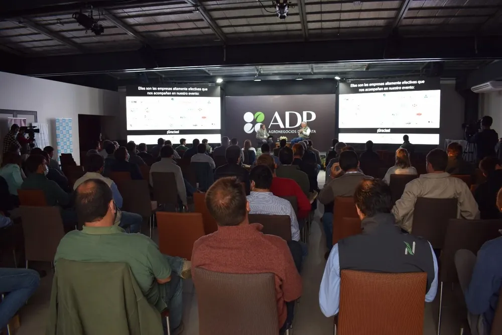 Participaron unas 150 personas en la sede de la AAD y unas 300 a distancia.