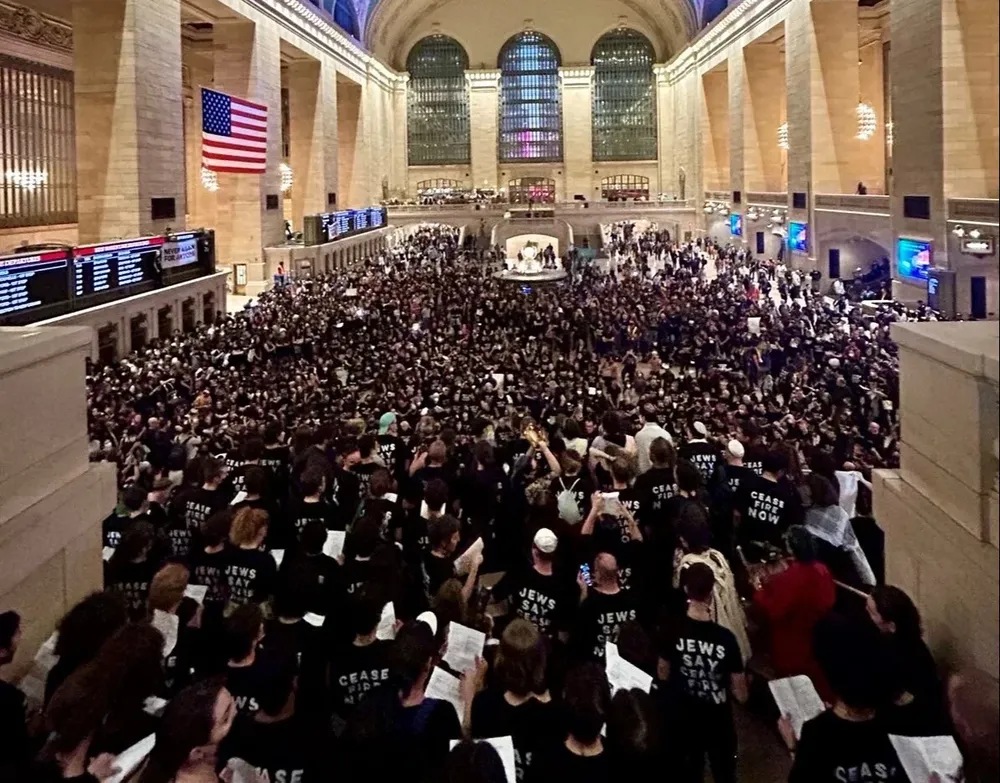 Centenares de personas convocadas por la organización La Voz de los Judíos por la paz tomaron el gran vestíbulo de la Grand Central Station