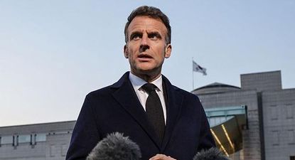 El presidente Emmanuel Macron habló con la prensa durante una visita al Monumento Conmemorativo de la Guerra de Corea en Seúl.
