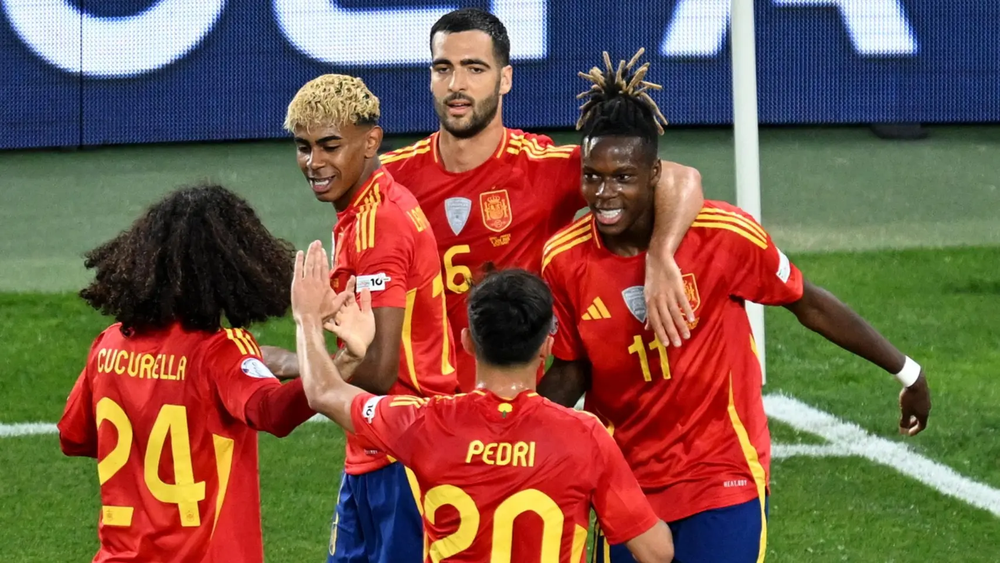 Lamine Yamal celebra con sus compañeros uno de sus dos goles ante Francia.