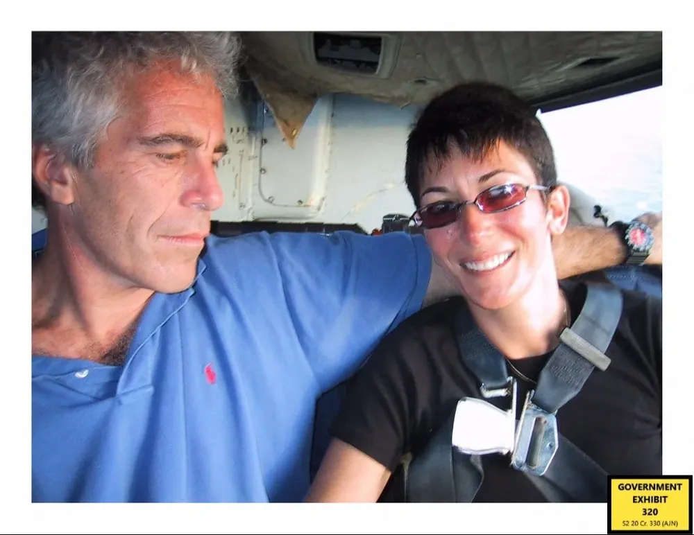 Jeffrey Epstein con Ghislaine Maxwell, con quien compartía actividades de tráfico sexual.