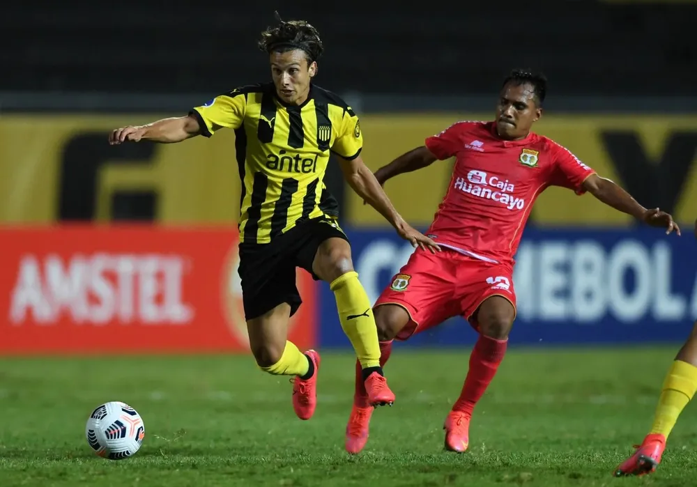Agustín Canobbio entrenó como titular en la mitad de la cancha