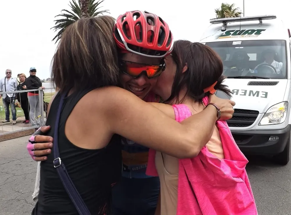 Las lagrimas de Juan Feijó al cruzar la meta y recibir el abrazo de su esposa y su madre