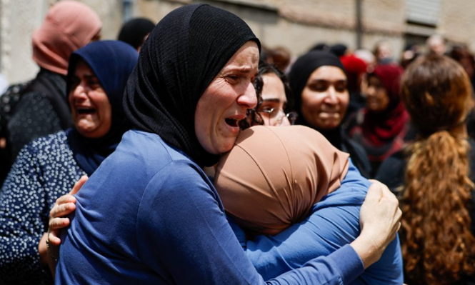 Familiares de víctimas de un misil iraní en una población árabe de Israel.