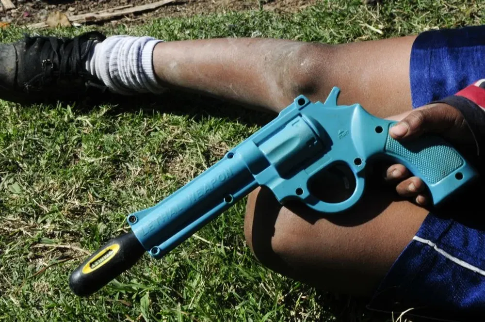 Un niño con su juguete en el asentantamiento de Malvín Norte