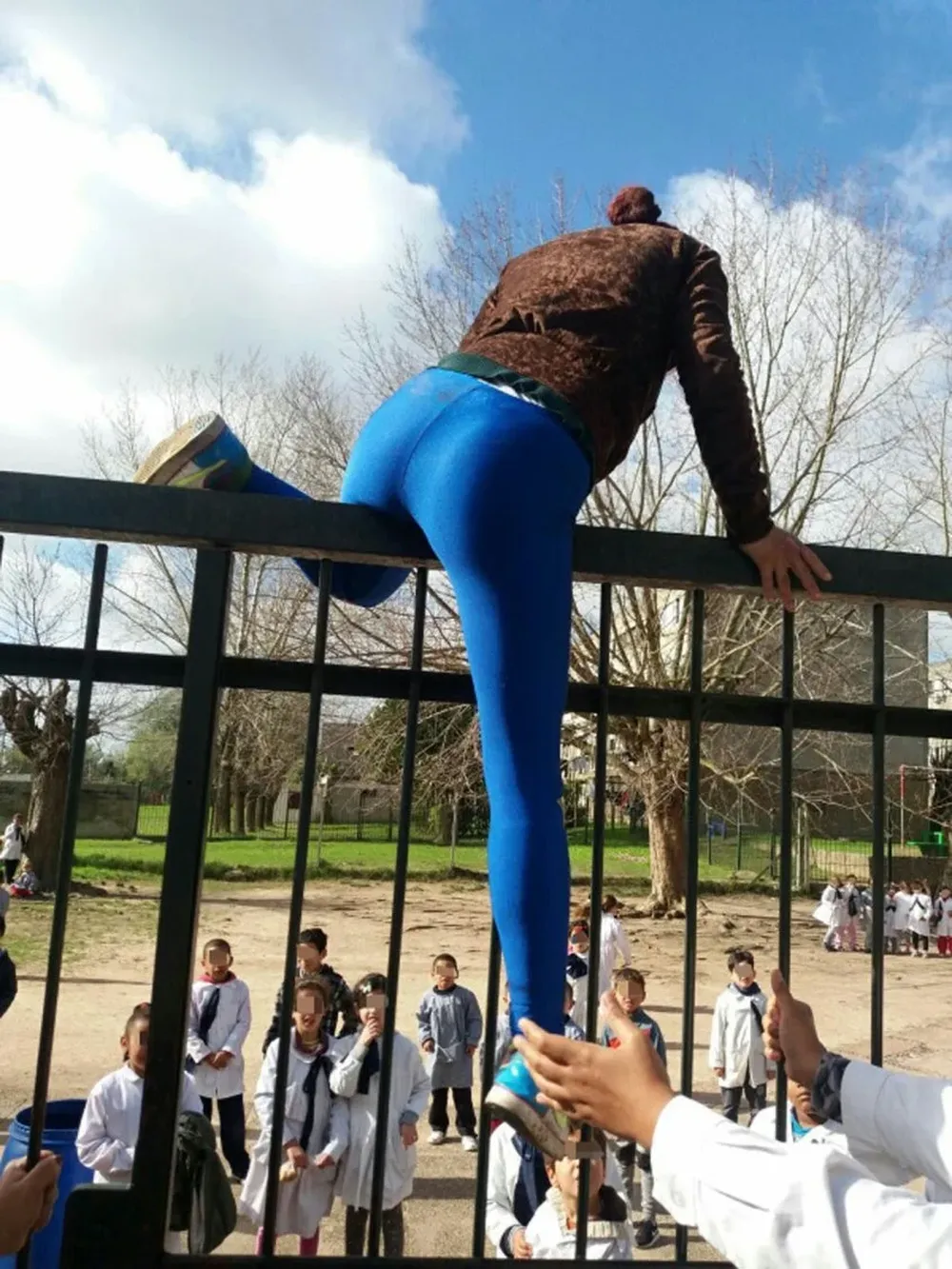 La imagen muestra el momento en que la mujer denunciada ingresa al centro educativo