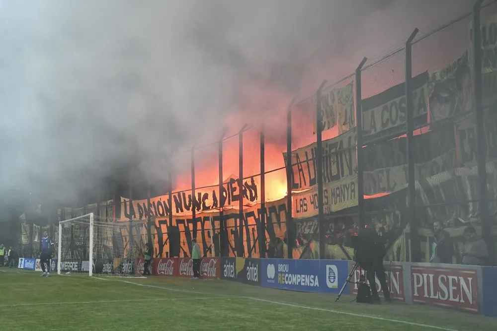 Los hinchas de Peñarol encendieron bengalas en las tribunas, atrás de la banderas
